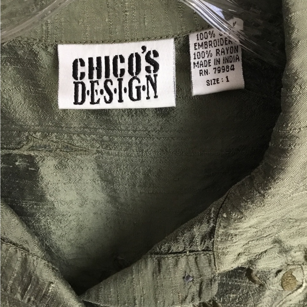 Chico’s Design Button or leave open Top. Medium Green. Size 1